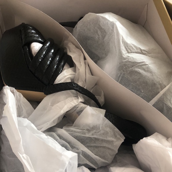 MICHAEL KORS women shoes Royce Platform black reptile embossed leather sandal 9M - Picture 8 of 9